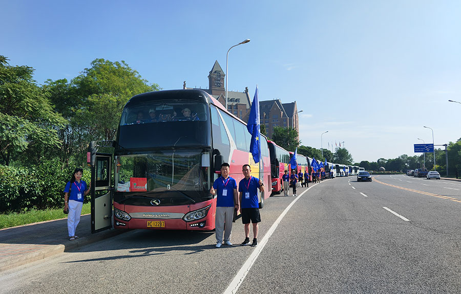 會務(wù)組考察大巴車隊