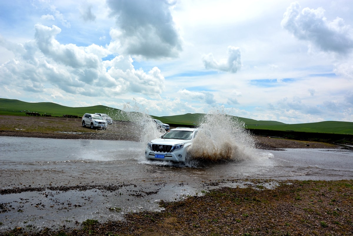 穿越呼倫貝爾的草原