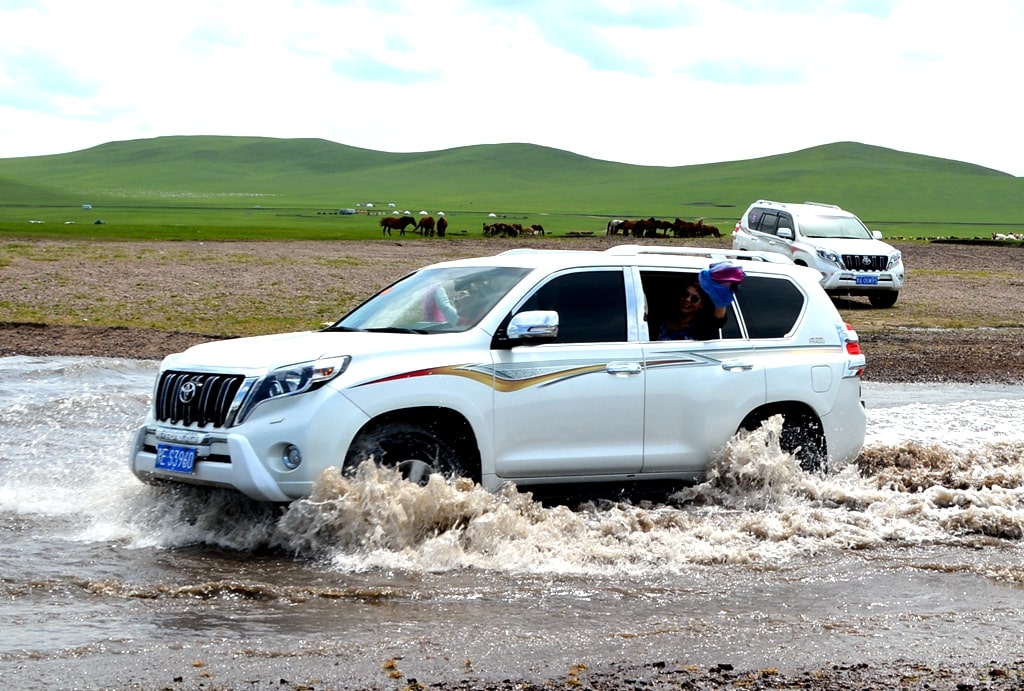 呼倫貝爾旅游包車豐田霸道