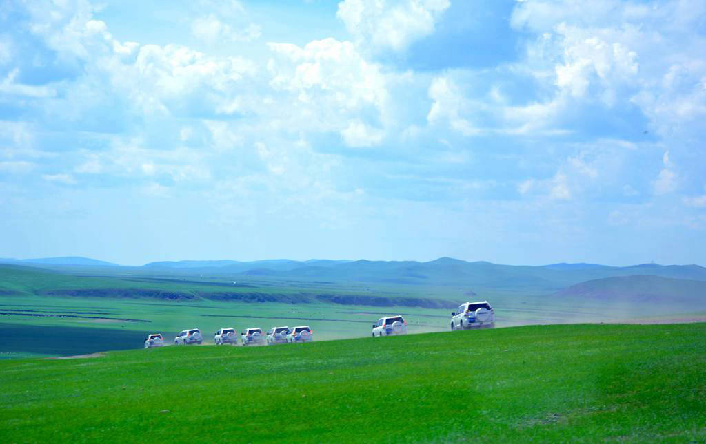 越野車穿越大草原